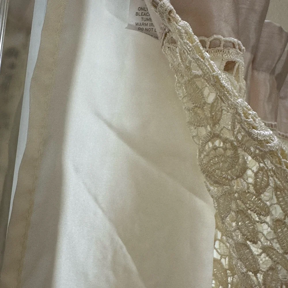 Elegant Beige with Lace Decoration Bathtub Curtain 🦋